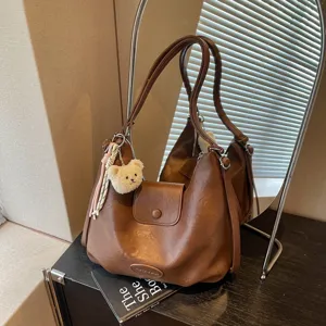 Zaino Casual Tote Bag in Pelle PU di Grande Capacità Vintage da Donna Multiuso da Viaggio Scuola con Ciondolo Orsetto