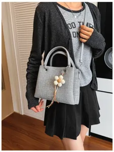 Bolso de hombro de tela gris con asas y bonito colgante de flor tejida para mujeres.