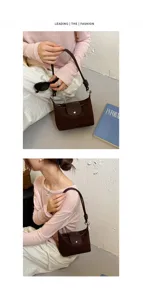 Detailansicht der braunen Retro-Wildleder-Achseltasche, schicke modische Umhaengetasche.