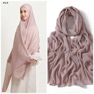 Vista dettagliata dello scialle hijab in modal stropicciato morbido con bordi arrotolati.