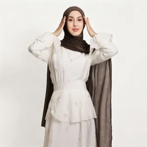 Vista dettagliata del morbido hijab sciarpa marrone stropicciato, con tessitura fine ed elegante.