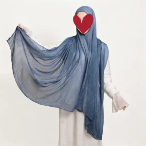 Vista dettagliata sciarpa hijab stropicciata tinta unita, morbido scialle traspirante.