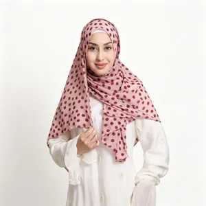 Detailansicht des rosa Chiffon Hijab mit Punkten, weicher atmungsaktiver modischer Kopftuchstil.