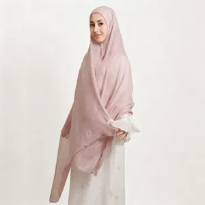 Vista dettagliata del morbido hijab stropicciato malva, con trama fine e orli arrotolati curati.