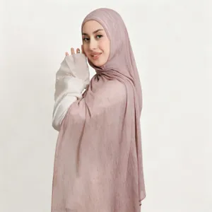 Dettaglio che mostra la fine consistenza stropicciata e i bordi arrotolati del morbido hijab.