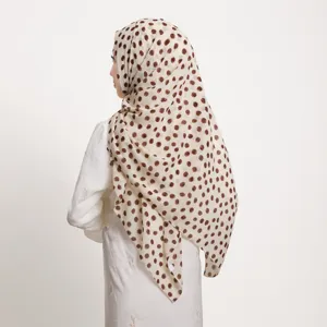 Chiffon Pünktchen Hidschab Detailansicht, weicher und atmungsaktiver Kopftuchstoff Nahaufnahme.