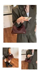 Vista dettagliata della borsa a spalla retrò strutturata da donna con fondo in pelle.