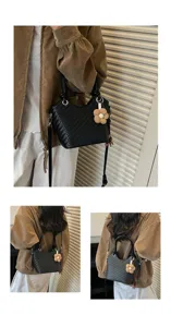 Sac seau tressé noir pour femme, élégant sac à bandoulière chic avec charmant pendentif fleur.