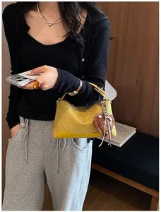 Borsa a tracolla intrecciata gialla da donna elegante borsa rétro con nappina a cuore