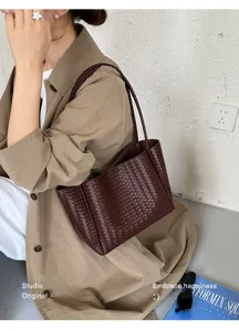 Retro woven tote bag for women, stylish large capacity shoulder bag for daily commuting.
