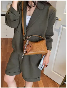 Elegante borsa a tracolla intrecciata vintage da donna, borsa marrone con ciondolo a cuore