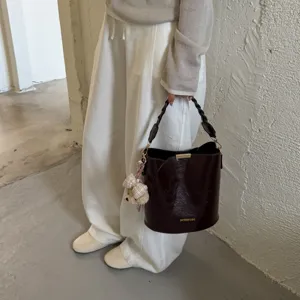 Sac seau rétro en cuir ciré pour femmes, sac à main élégant pour le travail avec poignée tressée.