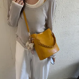 Sac seau vintage en cuir ciré pour femmes, sac bandoulière élégant avec poignée tressée chic.