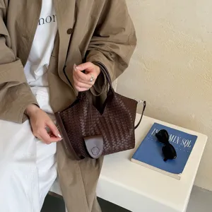Retro woven leather handbag for women, large capacity tote bag with top handle and shoulder strap.