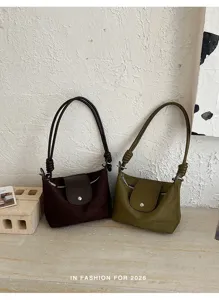 Retro Wildleder Umhängetasche für Damen, elegante Baguette Tasche mit Knotengriff und Klappe.
