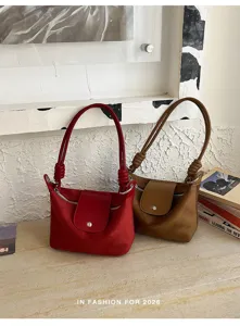Detailansicht der Vintage-Wildleder-Umhängetasche mit Klappverschluss und Retro-Design.