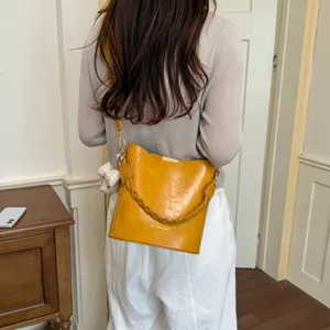 Sac seau en cuir cire retro pour femmes, sac a bandouliere quotidien et elegant.