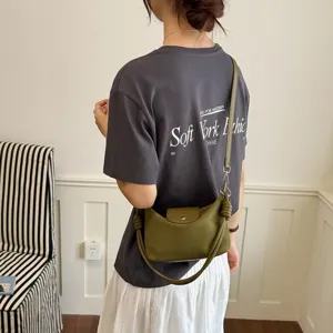 Retro grüne Wildleder Umhängetasche für Damen, lässige Crossbody Beultasche mit Knoten.