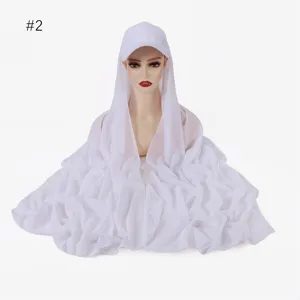 Vista dettagliata del cappello hijab sportivo bianco con elegante sciarpa in chiffon.