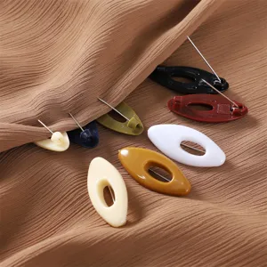 Bunte Sicherheitsnadeln aus Kunststoff für Schals und Bekleidung, vielseitige Accessoires.