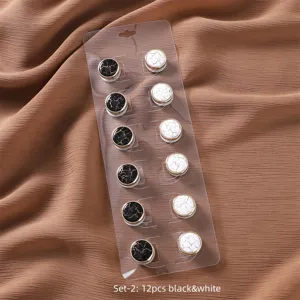 Detailansicht des Sets mit 12 schwarz-weißen Marmor-Magnetbroschen für Damenkleidung.