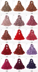 Vue détaillée de longs foulards froissés unis en rayonne avec franges, coloris 16 à 30 affichés.