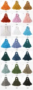 Vue détaillée de foulards longs plissés de couleur unie avec multiples options de teintes.