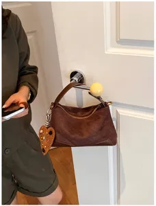 Borsa a tracolla vintage in camoscio intrecciato marrone, borsa hobo chic con ciondolo.