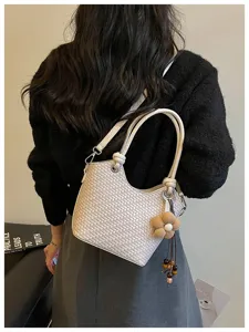Sac seau tressé pour femme, élégant sac bandoulière et sac à main chic avec charm fleur.