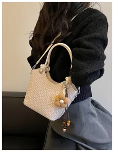 Élégant sac seau tissé avec charm fleur, sac bandoulière et à main chic pour femme quotidien.