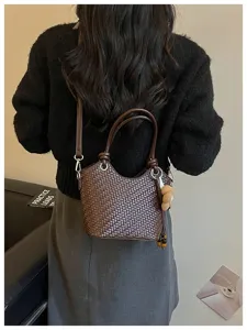 Sac seau en cuir tressé pour femme, élégant sac à bandoulière marron avec poignée et sangle.