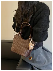 Sac seau tressé marron élégant pour femme sac bandoulière tendance avec charm de fleur