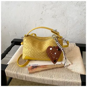 Borsa a tracolla intrecciata gialla con ciondolo a cuore, elegante borsa da donna.