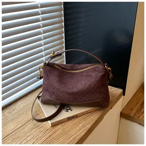 Borsa a tracolla intrecciata in camoscio marrone scuro, dettaglio borsa vintage.