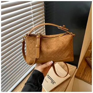Vista dettagliata della borsa a tracolla stile retro in camoscio intrecciato, molto versatile.