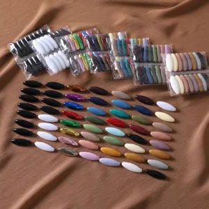 Detailansicht farbiger Plastik Sicherheitsnadeln und Schal Clips, bunte Verpackung.