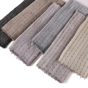 Vue detaillee de foulards legers en coton et lin a rayures verticales avec franges.