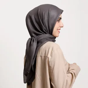 Detailansicht des schimmernden dunkelgrauen Chiffon-Hijab-Kopftuchs mit glänzender Textur.