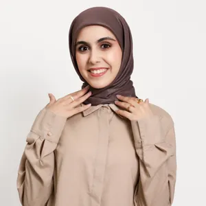 Detailansicht des glänzenden strukturierten Kopftuchs Hijab Schals, elegant und vielseitig.
