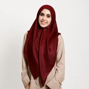 Detailansicht des schimmernden Chiffon-Viereck-Hijabs in Dunkelrot, elegantes Kopftuch.