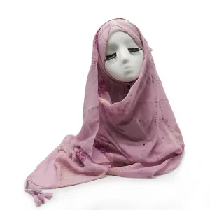 Gedetailleerd overzicht van paarse bloem geborduurde kwast hijab hoofddoek in katoen linnen.