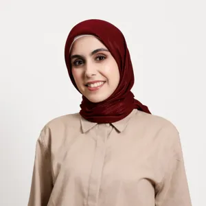 Detailansicht eines glänzenden burgunderroten Chiffon-Hijabs, elegante Textur und sanfter Schimmer.