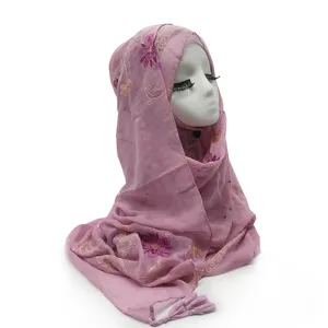 Gedetailleerd overzicht van de paarse geborduurde kwastjes hijab sjaal met fijne bloemen.