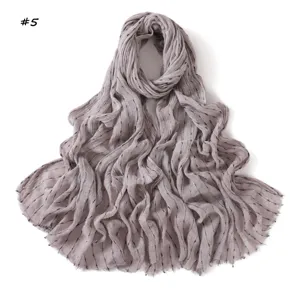 Écharpe froissée élégante en lin et coton gris avec des rayures argentées et des franges.