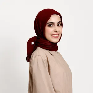 Detailansicht eines schimmernden burgunderroten Hijabs, elegante funkelnde Kopftuch Damen.