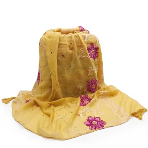 Elegante gele linnen sjaal met roze bloemborduursel en glanzend strass-rasterpatroon.