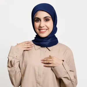 Detailansicht eines glänzenden blauen Chiffon Kopftuchs mit schimmernder Textur und Stil.