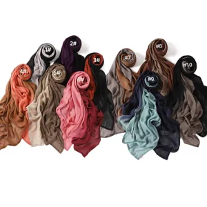 Détails des foulards longs en modal dégradé et hijabs doux, montrant plusieurs magnifiques couleurs.