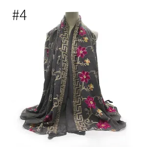 Grijze lange sjaal met gouden borduurwerk en roze bloemen, elegant kwastjesontwerp.
