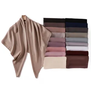 Nahaufnahme von schimmernden Chiffon-Quadrat-Schal-Stoffdetails und mehreren Farboptionen.